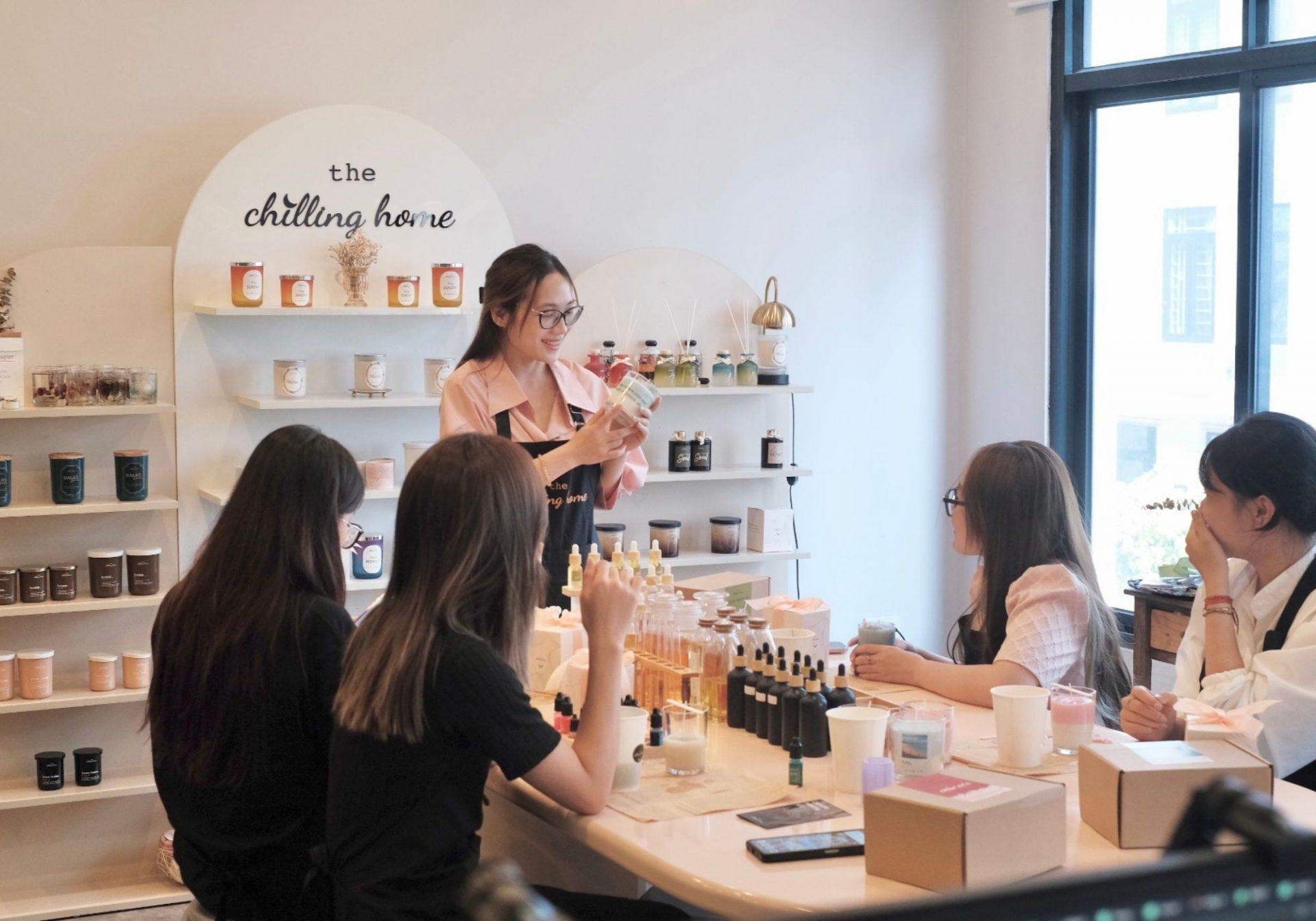 Tự tay pha chế nến thơm, tận hưởng không gian sáng tạo